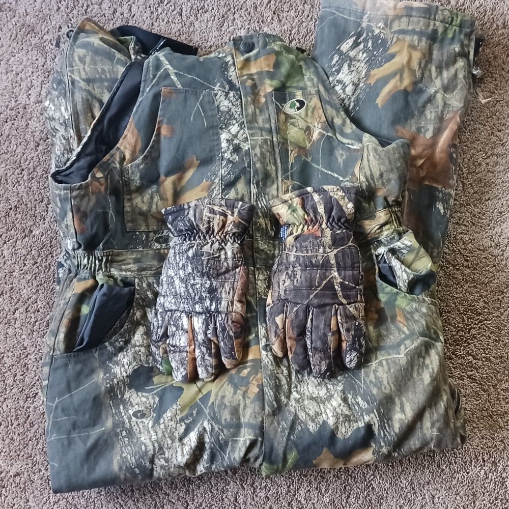 Mossy Oak Hunting Overalls Large and matching Thinsulate Gloves